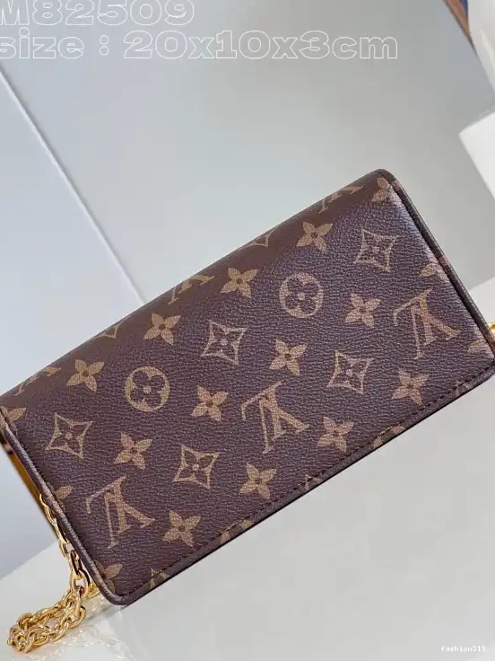 On Lily Chain Wallet LOUIS VUITTON 0429